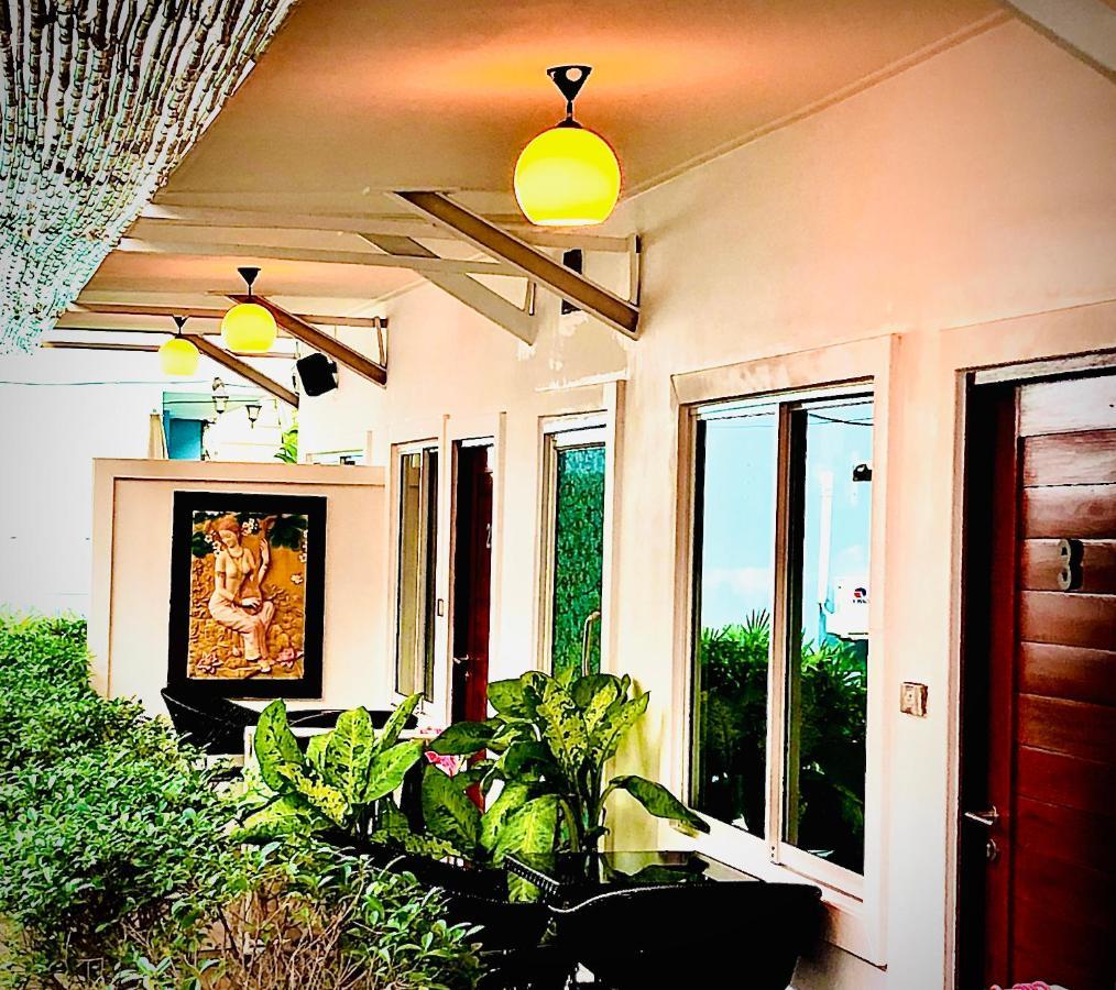 Koh Larn White House Hotel Exterior photo