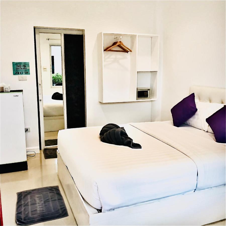 Koh Larn White House Hotel Exterior photo