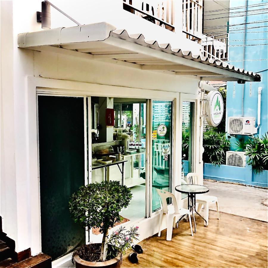 Koh Larn White House Hotel Exterior photo
