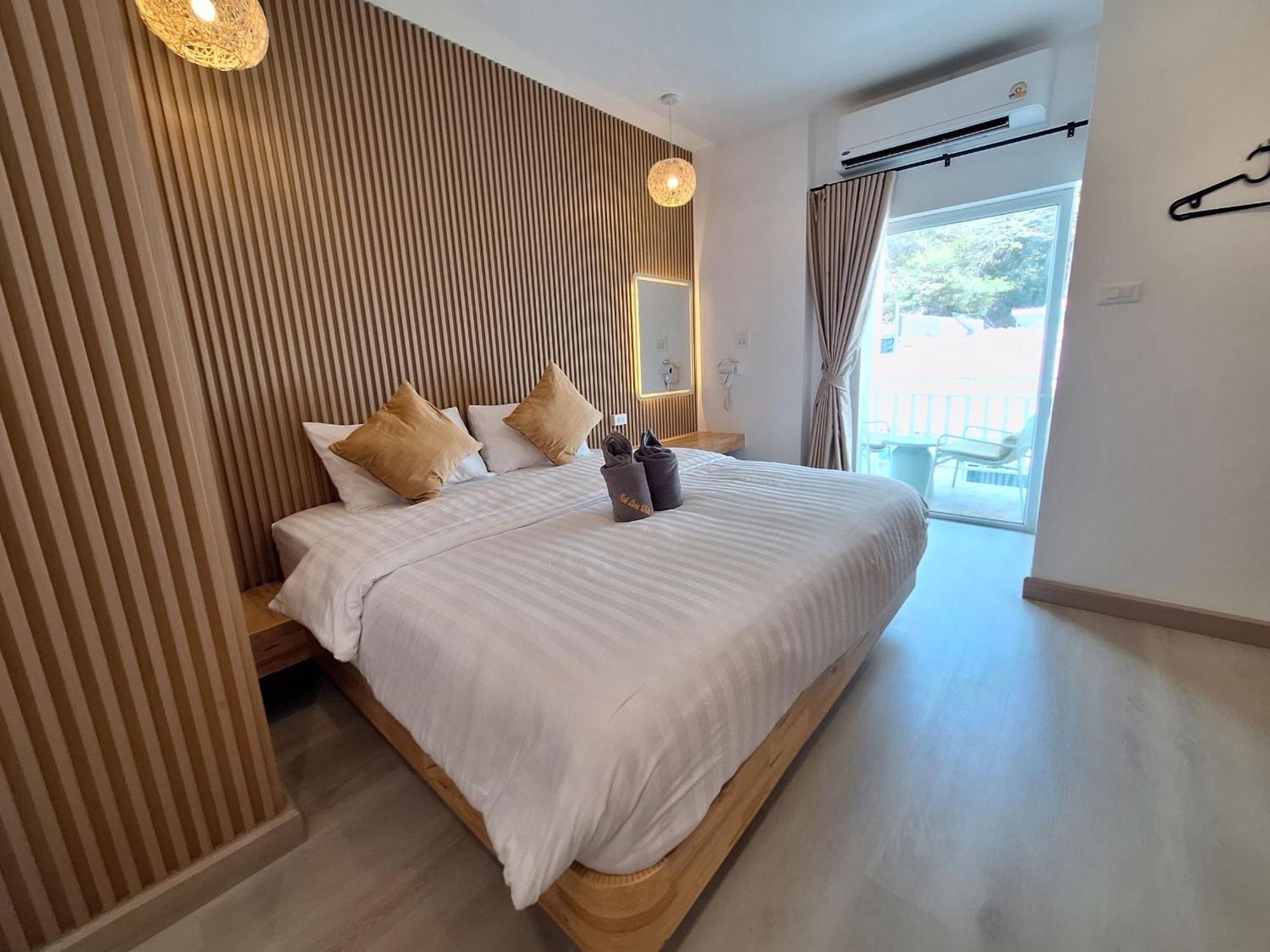 Koh Larn White House Hotel Exterior photo